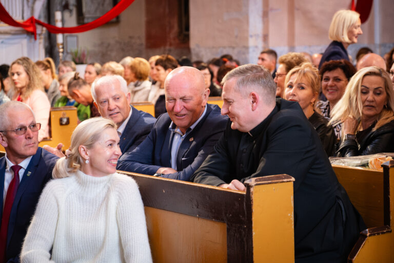 Mayor of Kelmė chattering with the Bishop of Tytuvėnai | Social Workers Awards Ceremony 2024